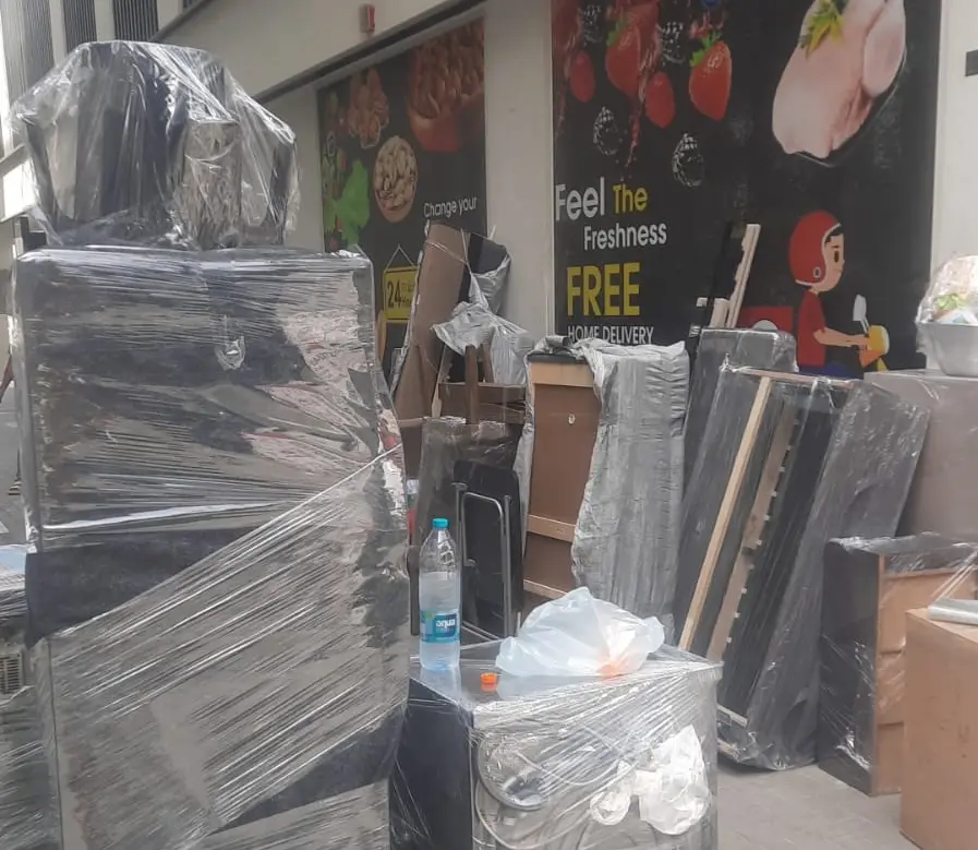 قطع أثاث فيلا مغلفة بعناية قبل النقل